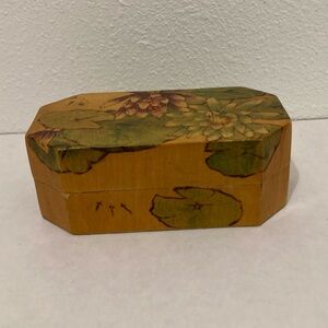 Vintage Old Chinese People's Republic of China Wood Trinket box flower leaves